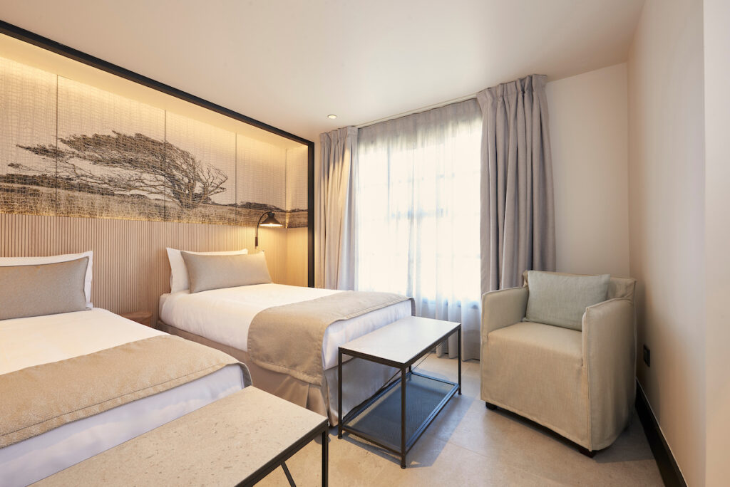 Hotel Las Torres double bedroom and window