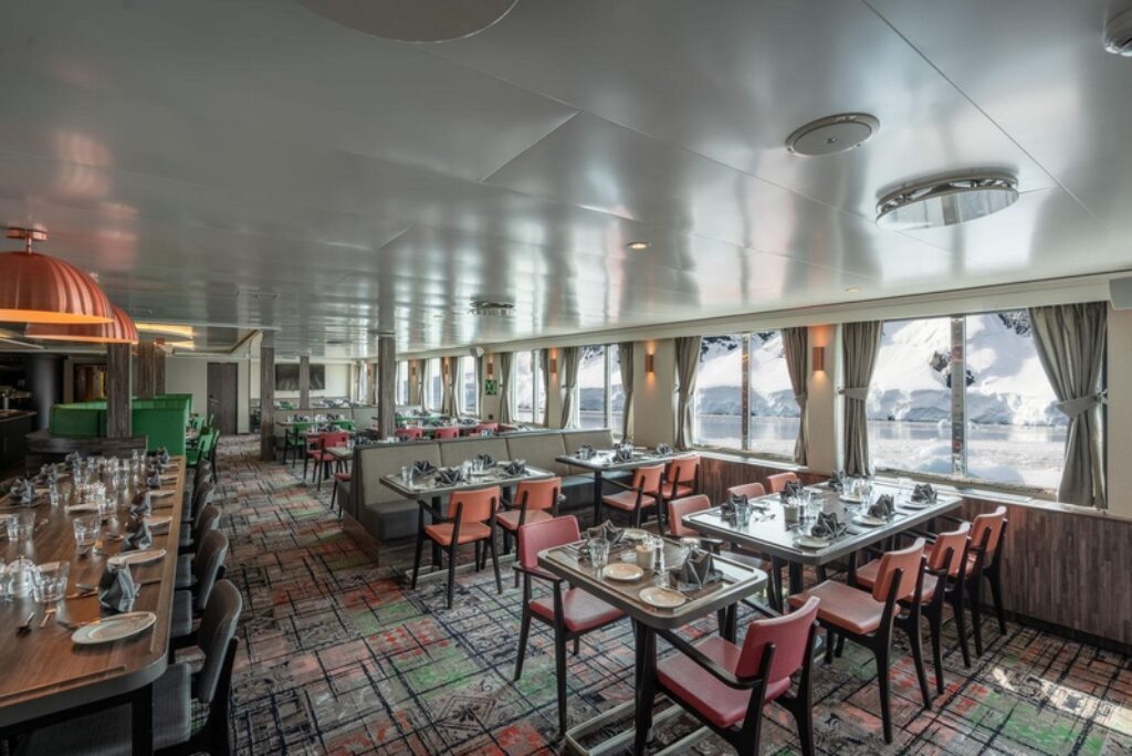 ANT_Hondius, Restaurant – OKF06849.jpg_Olaf Kramer_OCEANWIDE