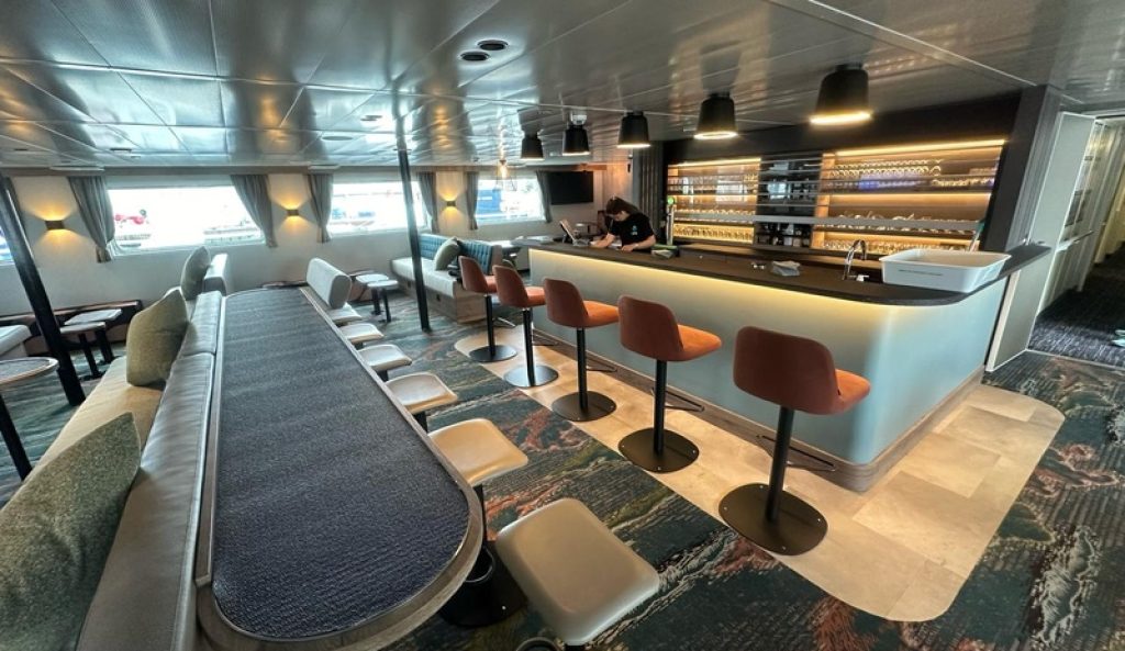 ANT_Ortelius, observation lounge and bar (1) _ Christophe Gouraud – Oceanwide Expeditions.jpeg_Christophe Gouraud.jpeg_OCEANWIDE