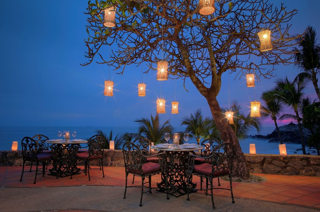 Al fresco evening dining at La Brisa