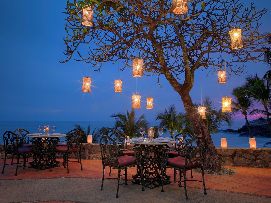 Al fresco evening dining at La Brisa