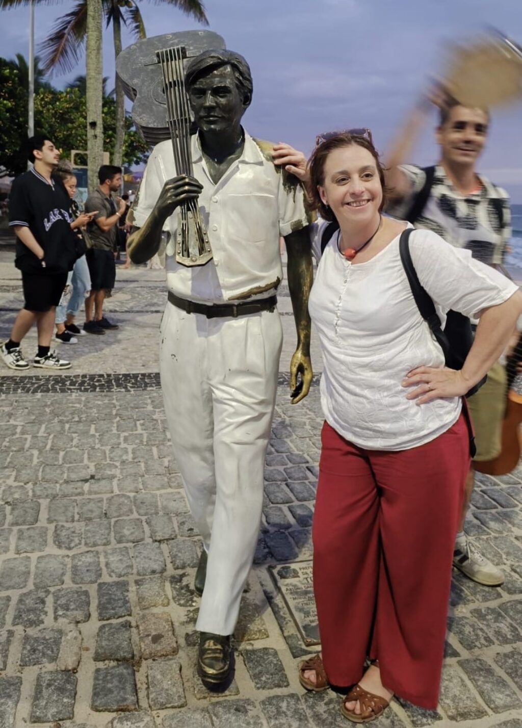 Lina standing beside a statue of a famous Bossa Nova artist