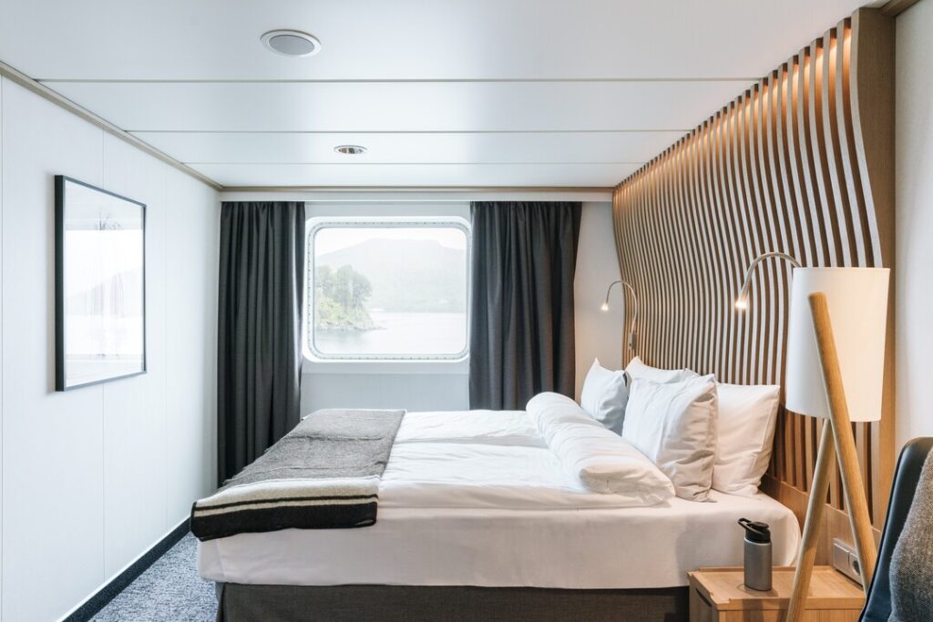 Outside cabin lower/middle deck (TT)