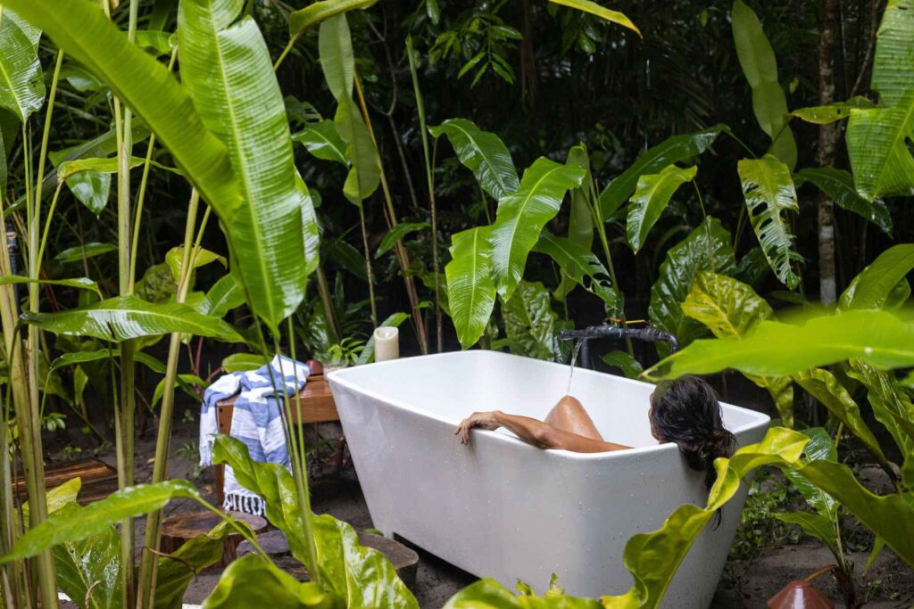 Isla Palenque outdoor bath