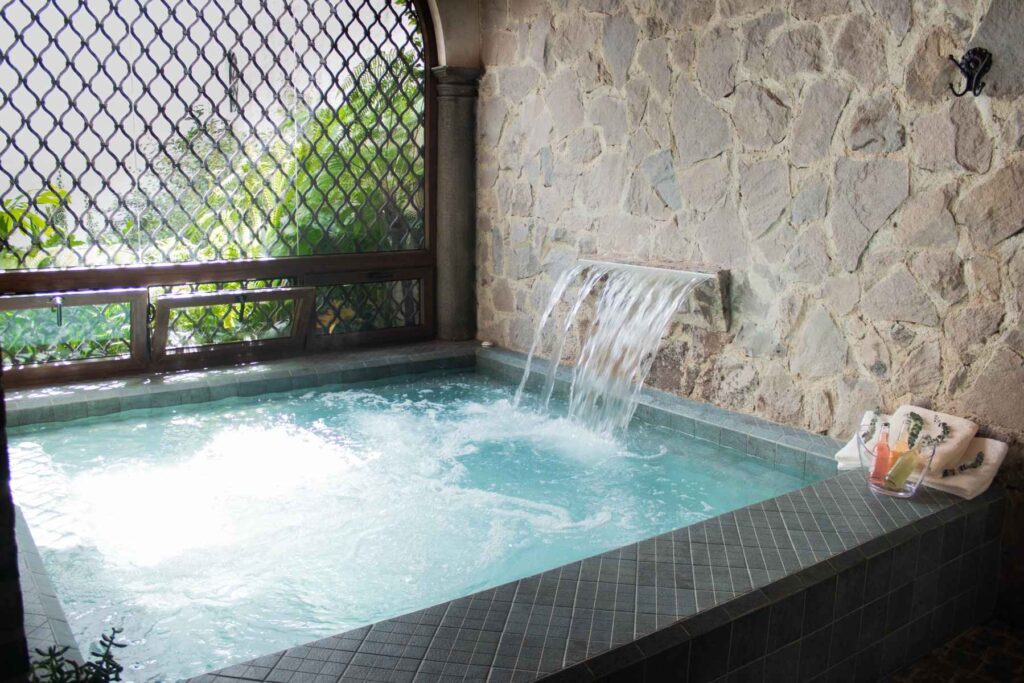 Hotel Los Pasos Antigua spa pool