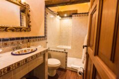 Hotel Los Pasos Antigua - bathroom