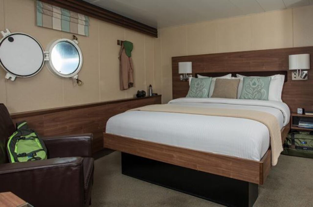 Antarctica – National Geographic Lindblad – Explorer – Standard cabin
