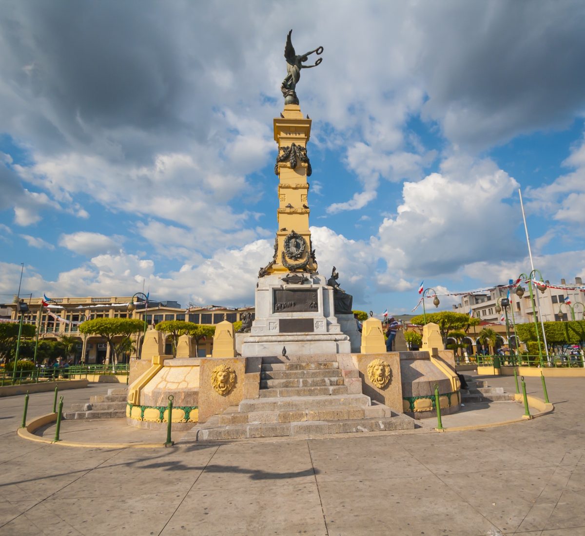SAV_SanSalvador_Shutterstock_192793673
