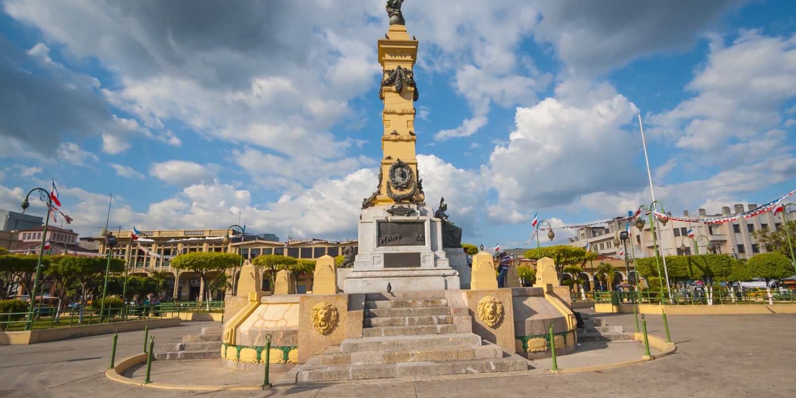 SAV_SanSalvador_Shutterstock_192793673