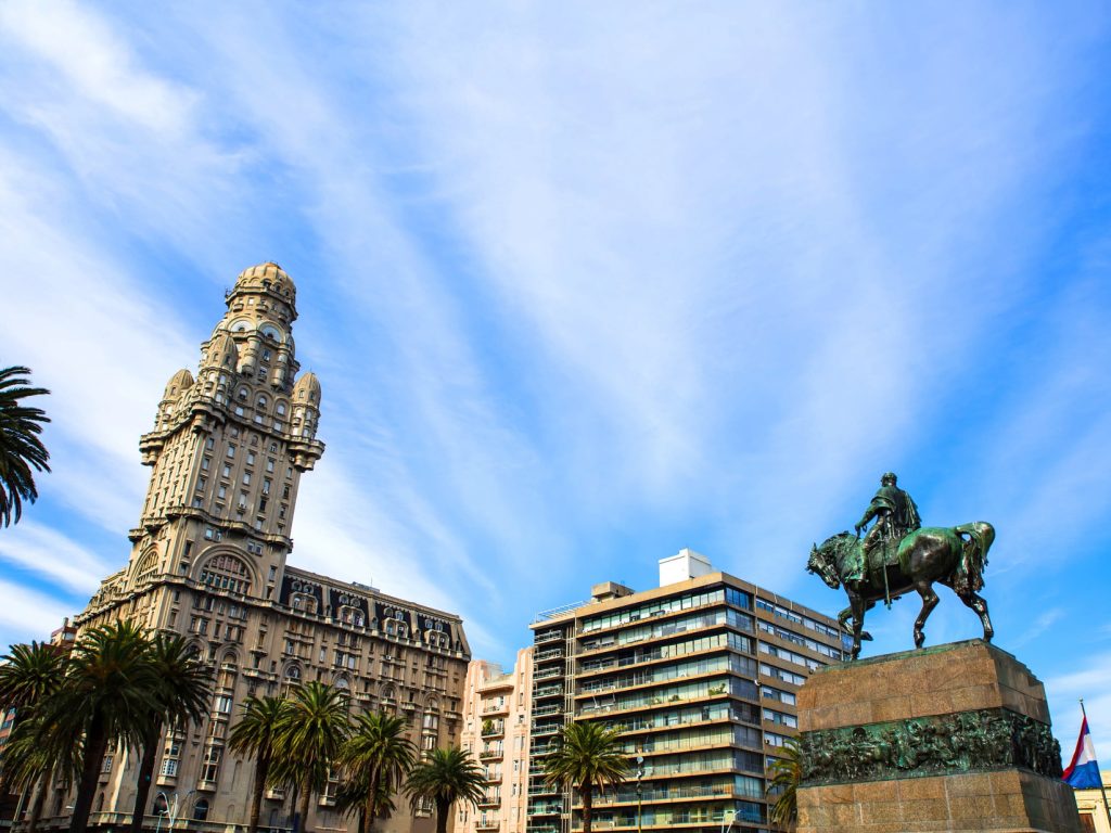 URU_Montevideo_PlazaDeIndependecia_Shutterstock_230867338 (1)