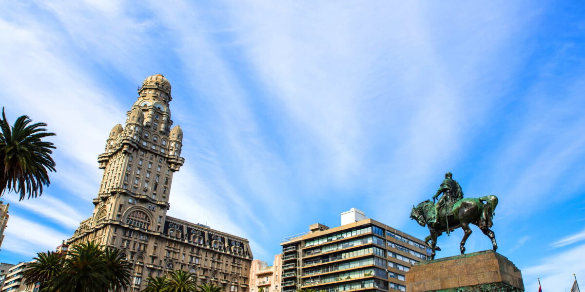 URU_Montevideo_PlazaDeIndependecia_Shutterstock_230867338 (1)