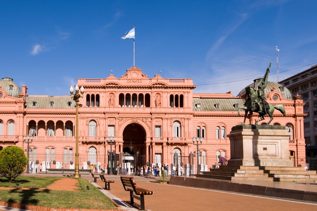 ARG_BuenosAires_PlazaDeMayo_Shutterstock_22312123