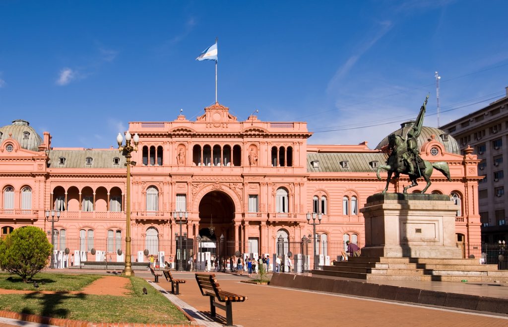 ARG_BuenosAires_PlazaDeMayo_Shutterstock_22312123