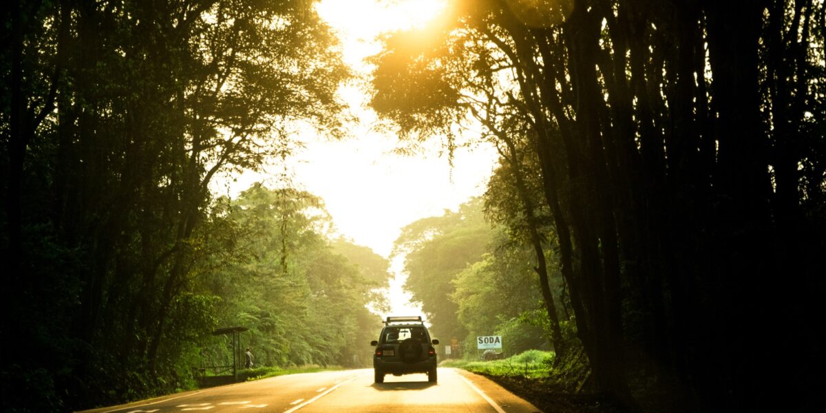 Sillhouette of a car on a road in Costa Rica