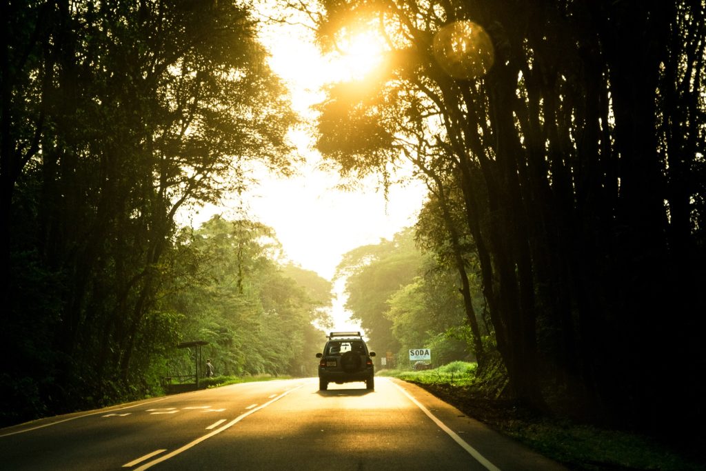 Sillhouette of a car on a road in Costa Rica