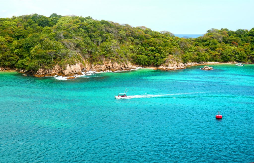 MEX_Huatulco_SantaCruz_shutterstock_1219491814