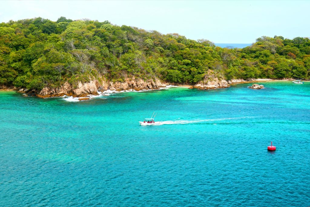 MEX_Huatulco_SantaCruz_shutterstock_1219491814