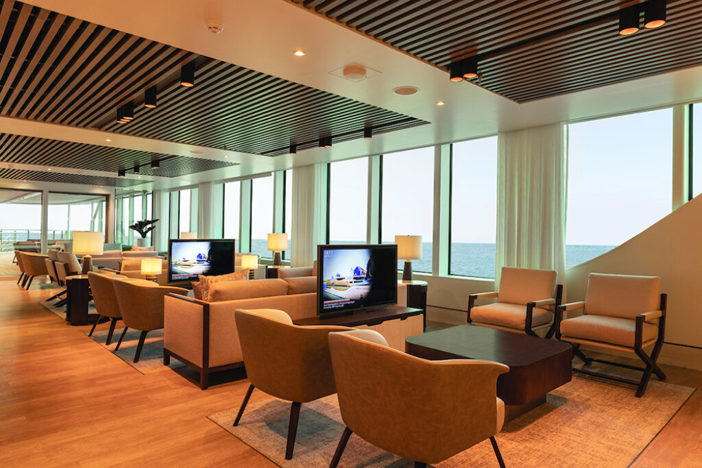 Explorer Lounge, Silver Origin