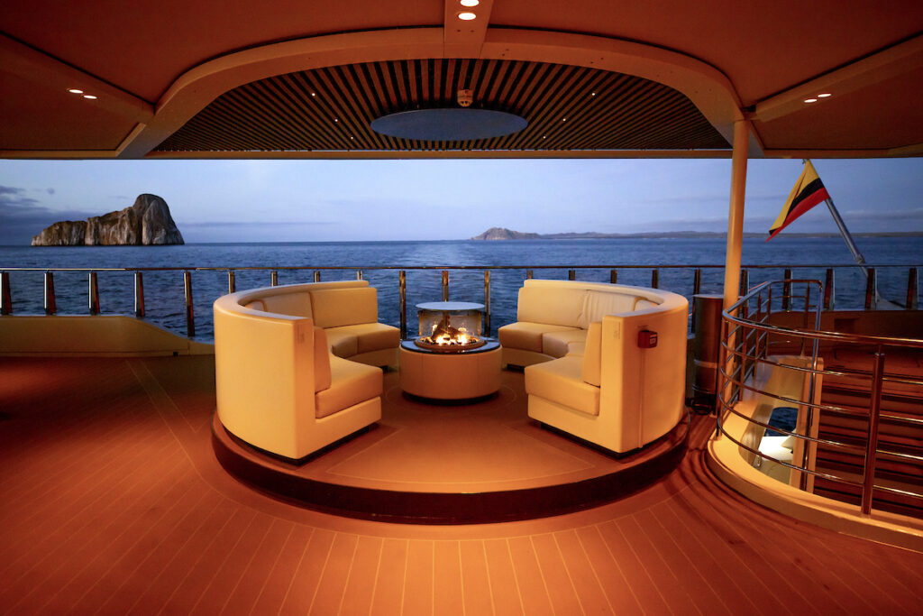 Explorer Lounge, Silver Origin.