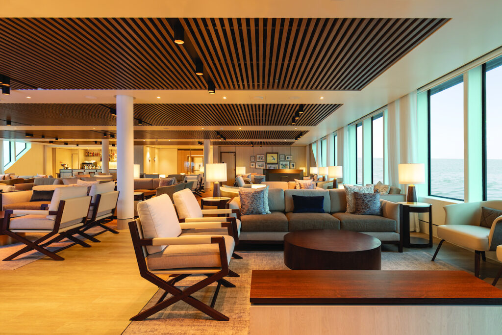 Explorer Lounge, Silver Origin