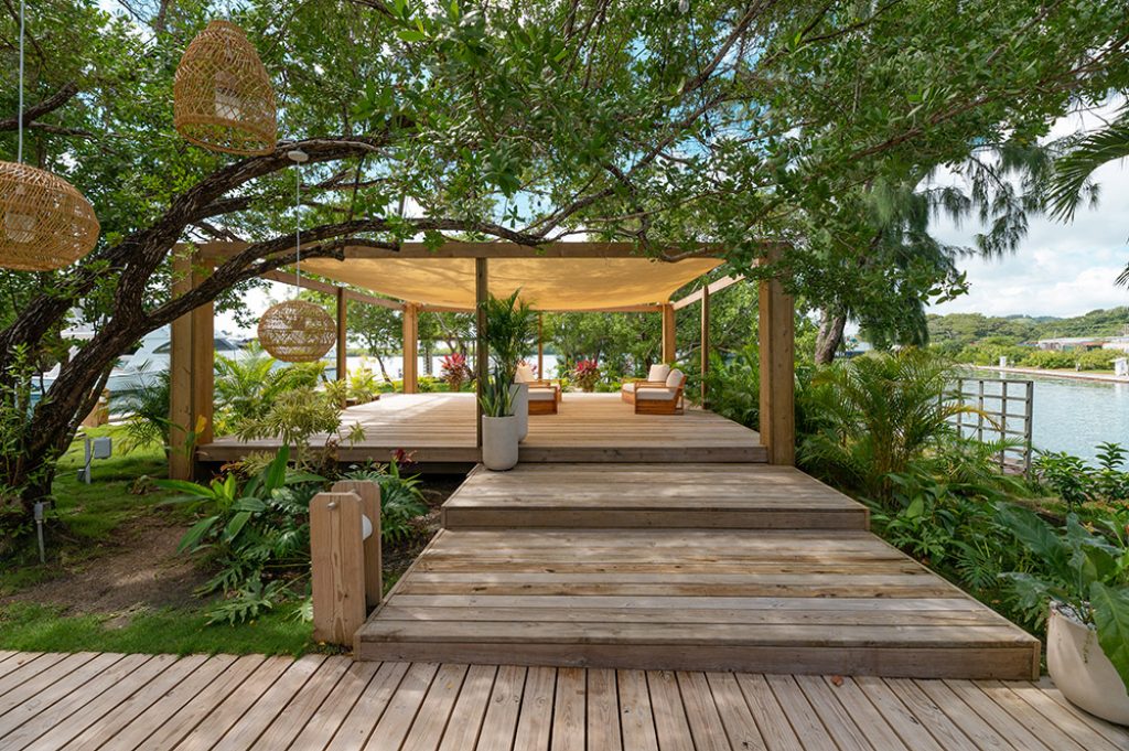 Honduras_Barefoot Cay_Grounds copy