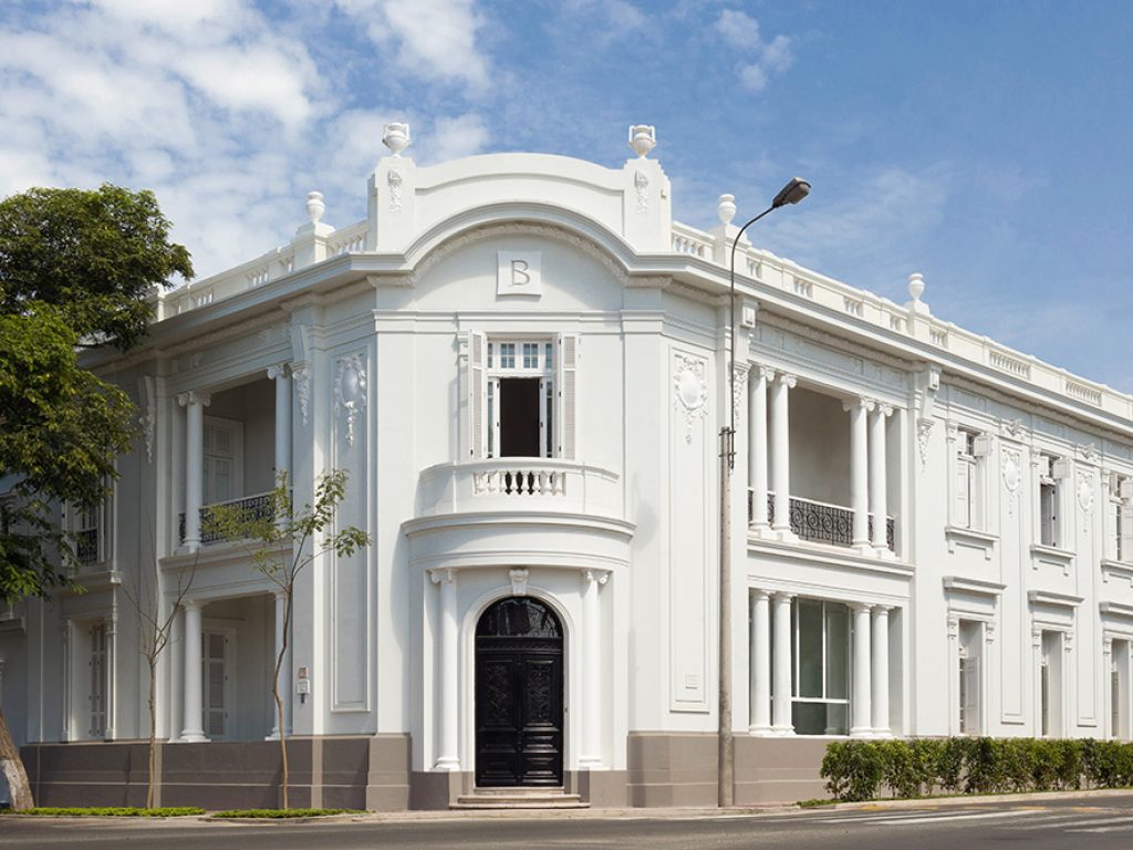 Hotel entrance in Lima
