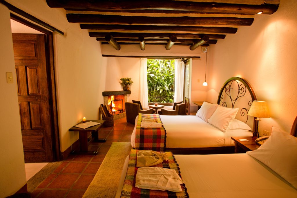 Guest room with two beds at Inkaterra Machu Picchu