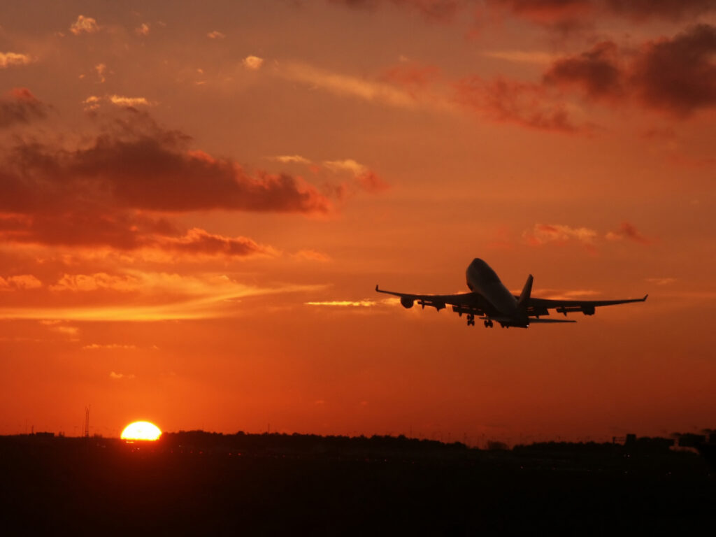 Flight_iStock000001057699_Freewithcredit