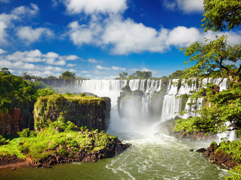 ARG_IguassuFalls_shutterstock103737443_Freewithcredit