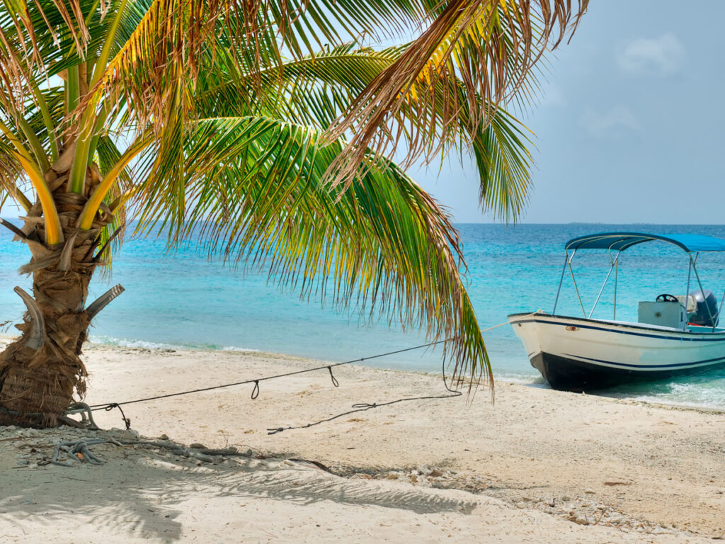 BEL_boatCayes_shutterstock103306586_freewithcredit
