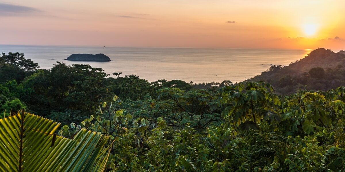 COS_ManuelAntonio_Shutterstock_476715298_Freewithcredit-crop
