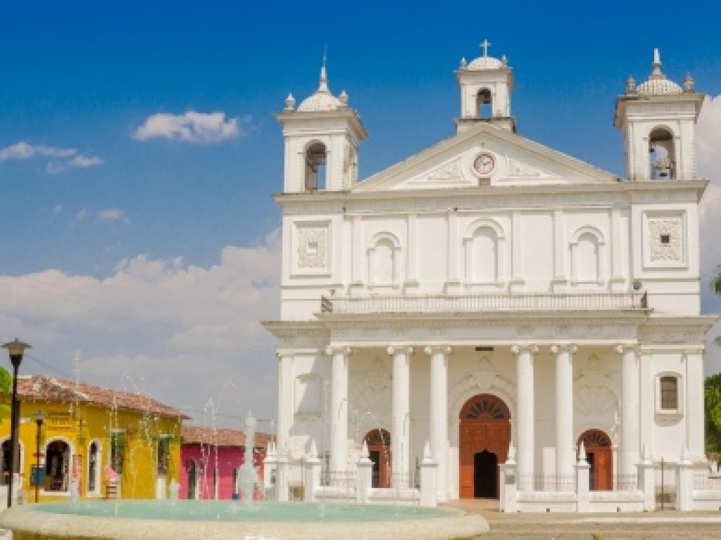 El Salvador_SuchitotoCropped_shutterstock_189552479