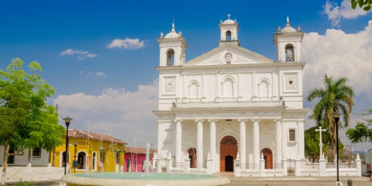 El Salvador_SuchitotoCropped_shutterstock_189552479