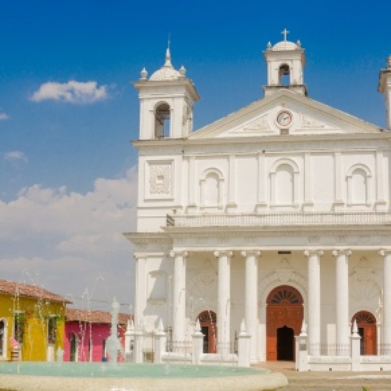 El Salvador_SuchitotoCropped_shutterstock_189552479