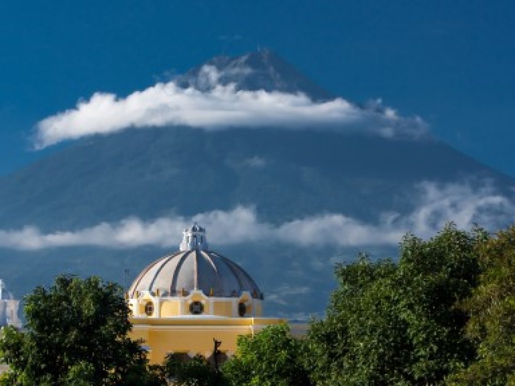 GUA_AntiguaIglesiaMercadCrop_shutterstock168717098_free