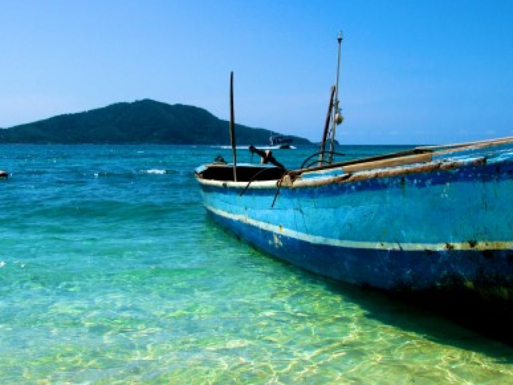 HON_caribbeanislandCropped_shutterstock70700359_freewithcredit