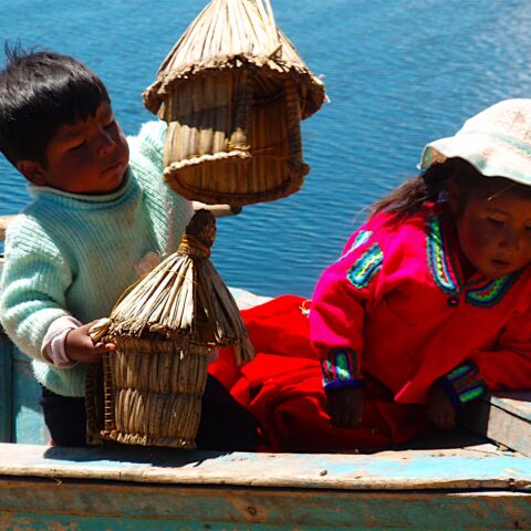 PER_LakeTiticaca_UrosChildren_JH_Free