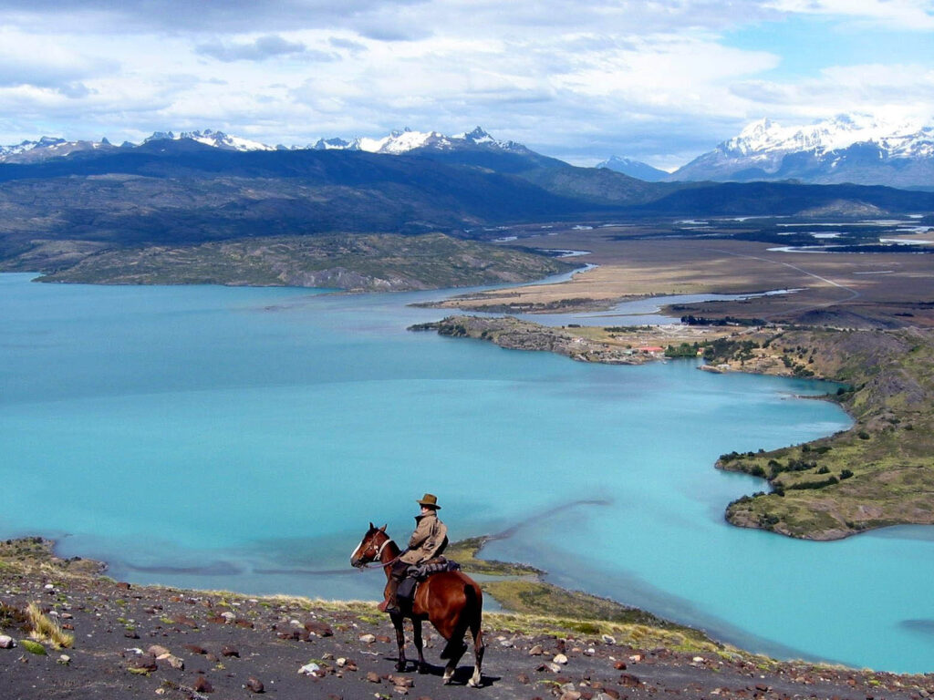 Chi_TorresDelPaine_LagoToro_HorseRiding