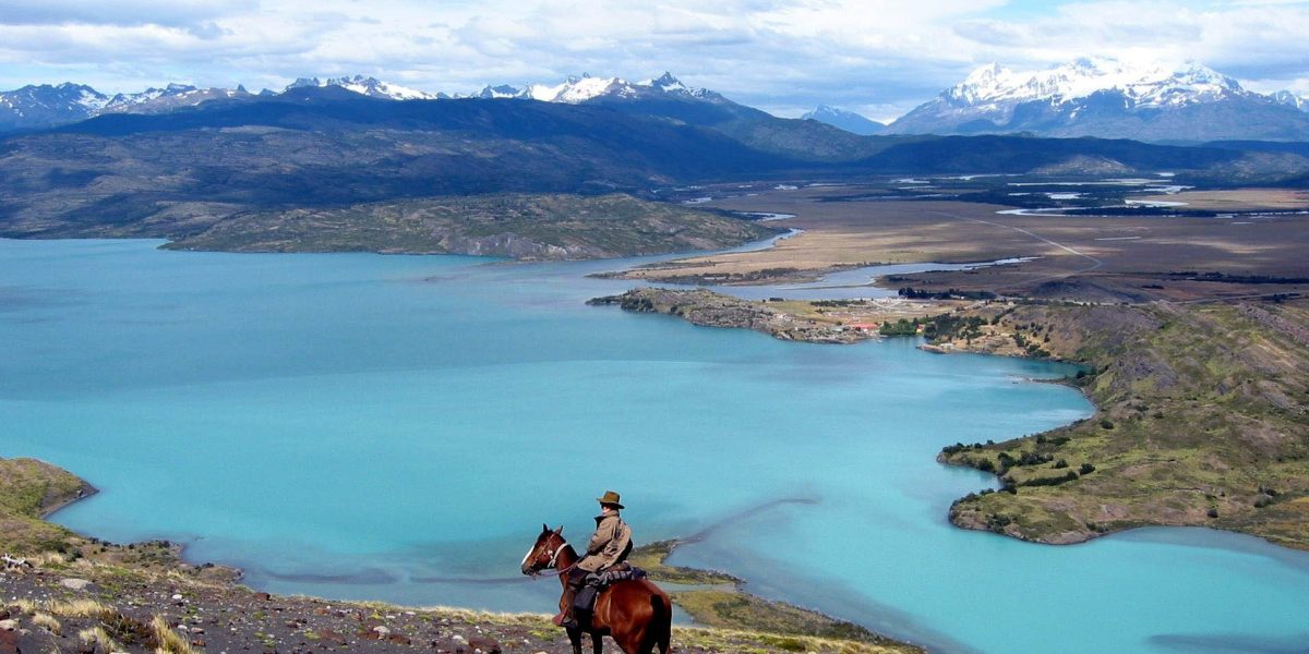Chi_TorresDelPaine_LagoToro_HorseRiding