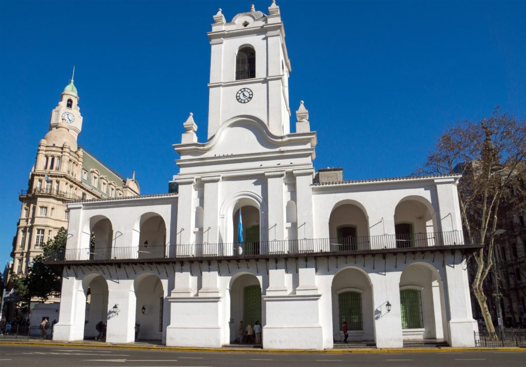 arg08-walking-tour-of-bue-free-shutterstock-160804070