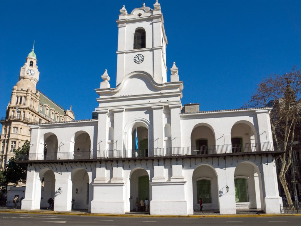 arg08-walking-tour-of-bue-free-shutterstock-160804070