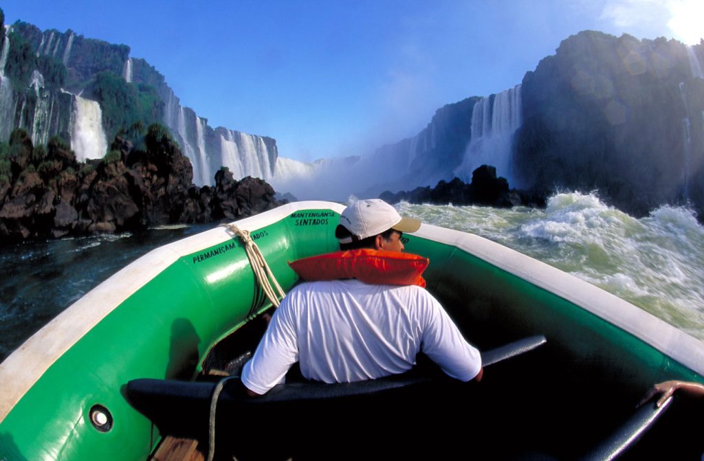 bra13-iguasuboat-free-embratur
