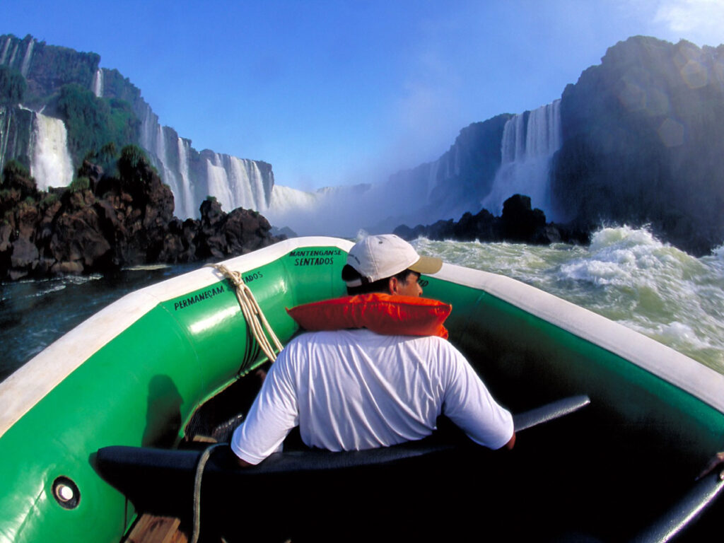 bra13-iguasuboat-free-embratur
