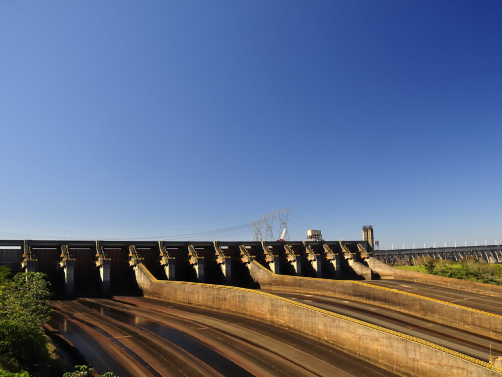 bra14-visit-the-itaipu-dam-free-istock-000014954220large