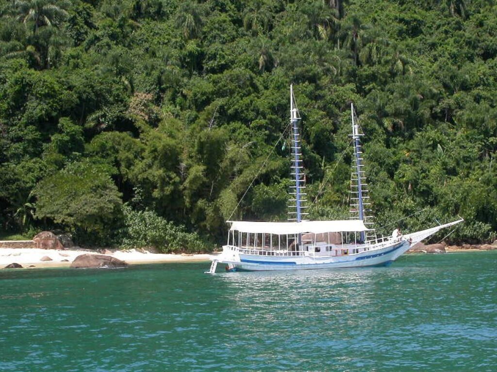 bra16-schooner-free-picinguaba