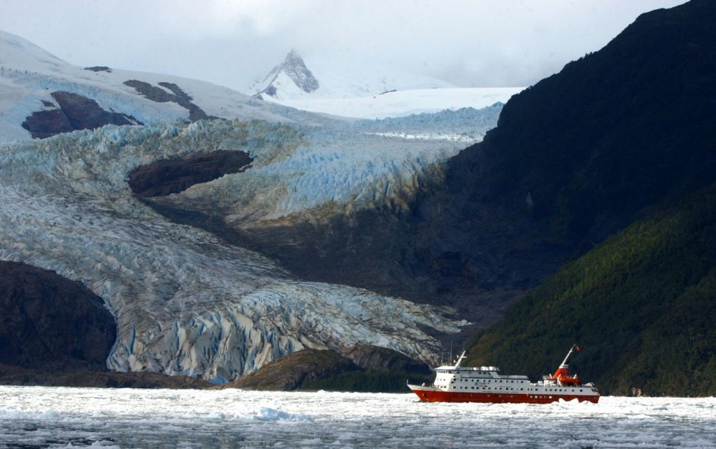 chi09-cruise-the-far-southern-fjords-free-skorpios
