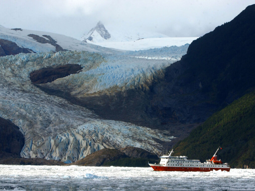 chi09-cruise-the-far-southern-fjords-free-skorpios