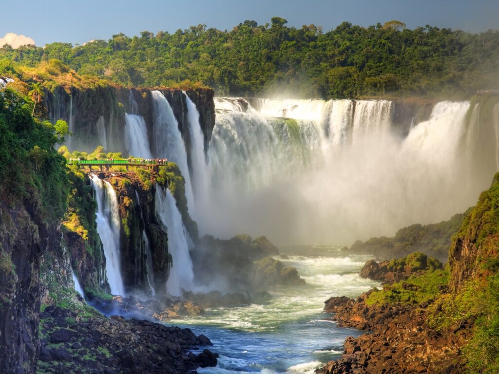 BRA_IguazuFalls_iStock-157475972_freewithcredit