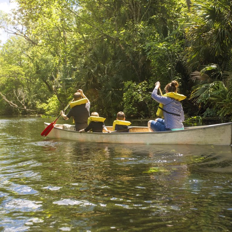 COS_Arenal_Kayaking_Shutterstock