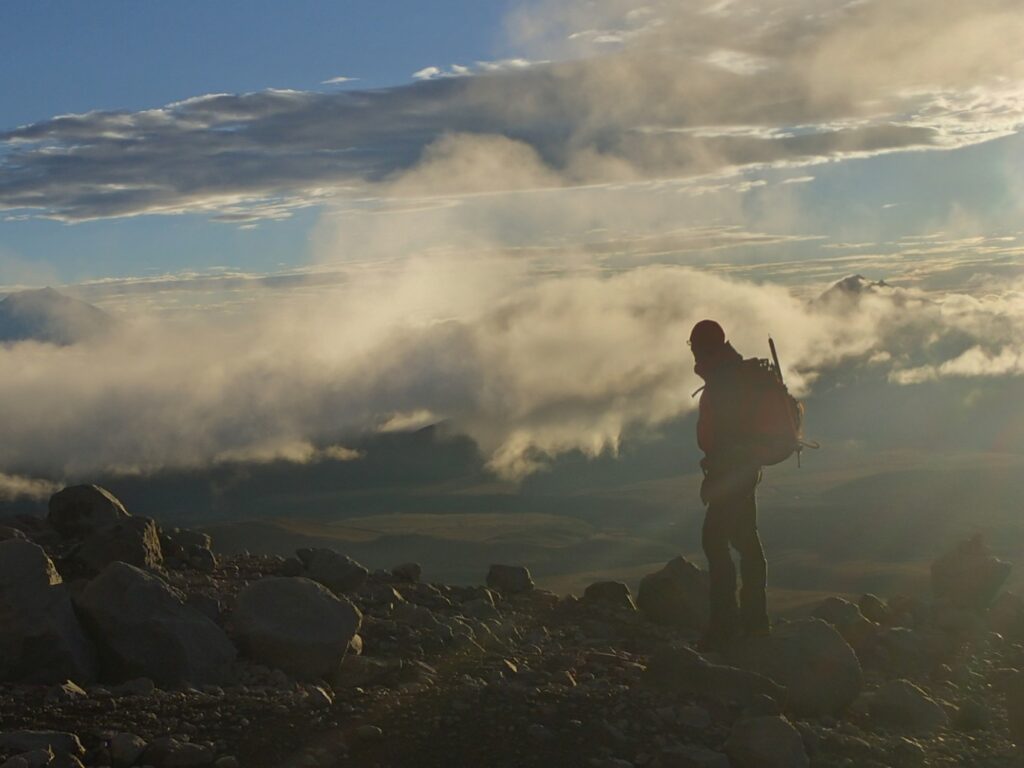 ecu22-sunset-walk-beside-a-volcanic-lake-im-free